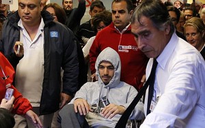 Suarez thất thần ngồi xe lăn sau ca phẫu thuật gối
