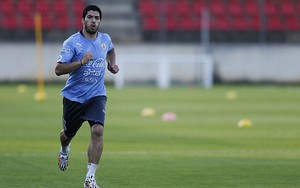 Uruguay tính “chấp” ĐT Anh Luis Suarez