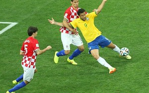 Nghi án trọng tài “tặng” penalty cho Brazil