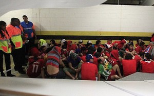 Hàng trăm CĐV Chile đập đổ tường, lao vào làm loạn sân Maracana