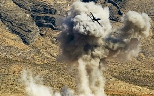 Chiến dịch không kích Iraq đã bắt đầu: F/A-18 dội bom xuống ISIS