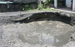 Kinh hoàng "hố tử thần" sâu không đáy nuốt gọn xe Jupiter