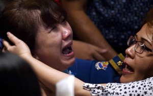 Thân nhân vụ QZ8501 ngất xỉu vì hình ảnh vớt thi thể không che trên truyền hình trực tiếp