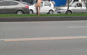 Nam thanh niên lột quần áo trèo lên cây giống khỉ