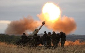 Quân ly khai dùng pháo chống tăng hạng nặng dội vào sân bay Donetsk