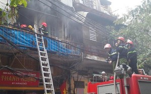 3 cảnh sát bị ngất và hôn mê khi dập lửa ở phố cổ