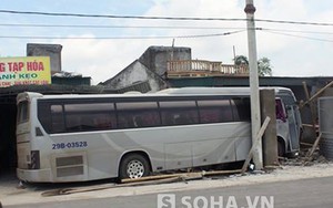 Tránh xe máy, xe chở khách đâm vào 3 nhà dân bên đường