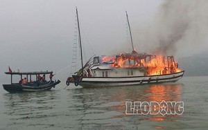 Tàu chở 17 du khách bốc cháy ngùn ngụt trên vịnh Hạ Long