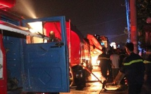 TP.HCM: Cháy lớn tại Thủ Đức, người dân tháo chạy lúc giữa đêm