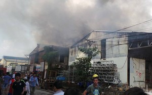 Hà Nội: Cháy kho gỗ, hàng chục xe cứu hỏa xếp hàng ứng cứu