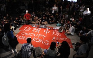 Tương lai u ám, dân Hồng Kông tính "bỏ của chạy lấy người"