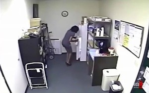 Vắt sữa của mình cho đồng nghiệp uống vì ghét