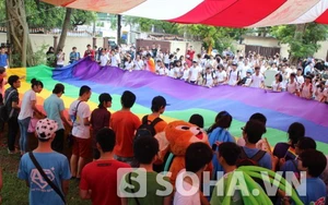 "Xin lỗi mẹ, con sinh ra là một thằng gay"