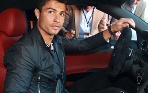 Cris Ronaldo chi bao nhiêu tiền cho cú đúp ở Siêu Cúp?