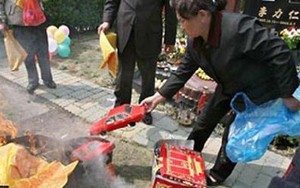 Đốt nhiều vàng mã tháng cô hồn, người cõi âm sẽ phải chịu tội?