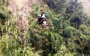 Ảnh thanh niên ngồi xe máy đu dây cáp qua hẻm núi gây xôn xao