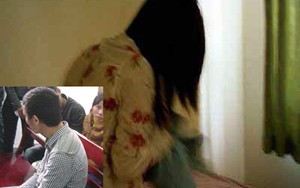 Dùng tay kẹp cổ bạn gái ép vào nhà nghỉ