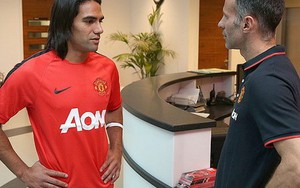 Vừa đến Man United, Falcao đã bị Giggs "nắn gân"