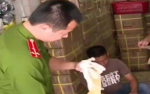 Clip: Rùng mình găng tay còn vết máu vẫn được bày bán