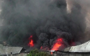 TP.HCM: Cháy xưởng giày, cột khói bốc cao hàng trăm mét