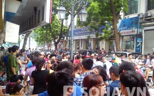 Người dân bỏ cơm trưa chờ mua hàng hiệu Gucci trên phố Đinh Lễ