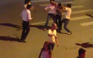 Côn đồ đánh trọng thương 3 người gần trụ sở công an