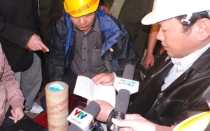 Luồn thư xuyên qua lớp đất đá vào cho 12 nạn nhân giữa đêm