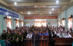 Đứa cháu giết bà ngoại cầm 2 con tôm đến tòa