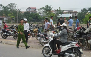 Người phụ nữ mang thai lao cả xe xuống sông tự tử