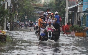 Đường thành sông, học sinh TP.HCM đi xe ba gác về nhà