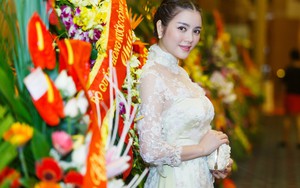 Chiếc túi cầm tay tinh xảo cực lạ mắt của Lý Nhã Kỳ