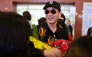 'Tôn Ngộ Không' chào fan kiểu xì-tin ở sân bay Nội Bài