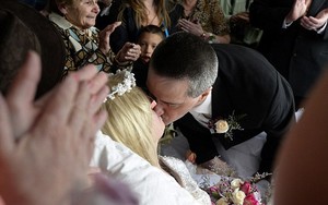 Rơi lệ với đám cưới của cô gái bị ung thư giai đoạn cuối