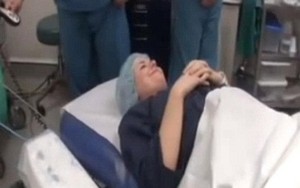 Video quá trình phá thai của cô gái trẻ gây tranh cãi