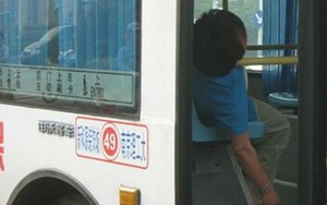 Trung Quốc: Bị cụ bà chửi rủa, tài xế xe bus bất tỉnh