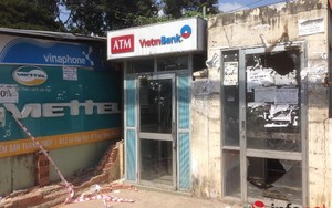 Nhóm trộm đi ô tô cạy phá trụ ATM