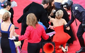 Jennifer Lawrence tuyệt đẹp bất ngờ "trượt vỏ chuối"