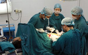 Phát hiện khối u chứa đầy tóc, xương, móng tay