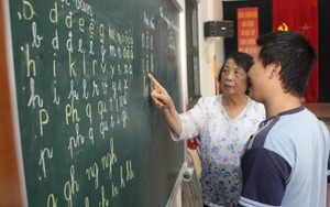 Hà Nội: Bà giáo 70 tuổi hơn 20 năm đứng lớp tình nguyện