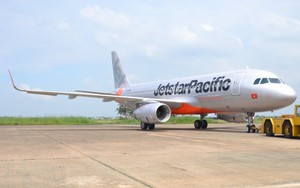 Máy bay cánh cong của Jetstar Pacific cập bến Việt Nam