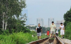 Tập thể dục trên đường ray xe lửa: Cảm giác lạ của người Hà Nội