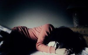 Thiếu nữ bị người quen cưỡng bức lúc nửa đêm