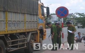 Người đàn ông chạy xe ba gác chết thảm dưới bánh xe tải