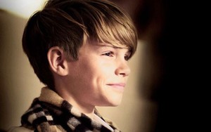 Cậu hai nhà Becks lại "gây bão" với thời trang hàng hiệu Burberry