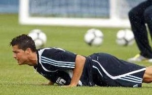 Choáng với màn hít đất tra tấn thể lực siêu “dị” của Cris Ronaldo