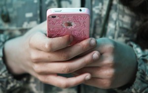 Nga: Muốn làm chính trị, hãy vứt iPhone, dùng điện thoại giá bèo