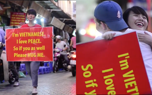Cô gái dạo phố Hà Nội cùng thông điệp: Tôi yêu hoà bình
