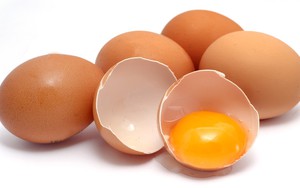 7 trường hợp mẹ "cấm" không được cho bé ăn trứng gà