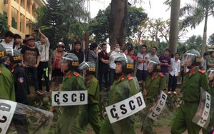 Phú Thọ: Hàng trăm người dân đập phá trụ sở UBND xã đòi thả người