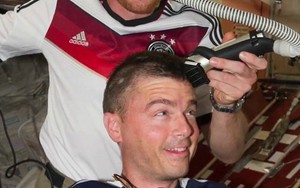 Xem phi hành gia Mỹ bị cạo trọc đầu trên vũ trụ vì thua độ WC2014